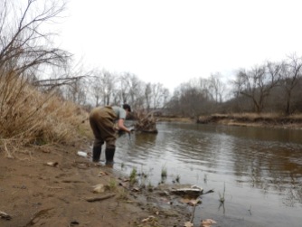 Sarah Dendy prepares to sample near the bank of the Kokosing River at an access point on Riley Chapel Road just upriver of the Muskingum Watershed Conservancy District.